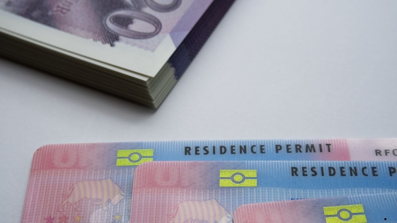 بطاقات العمل والإقامة